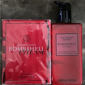 original packaging. Eau de parfum & lotion matching set.